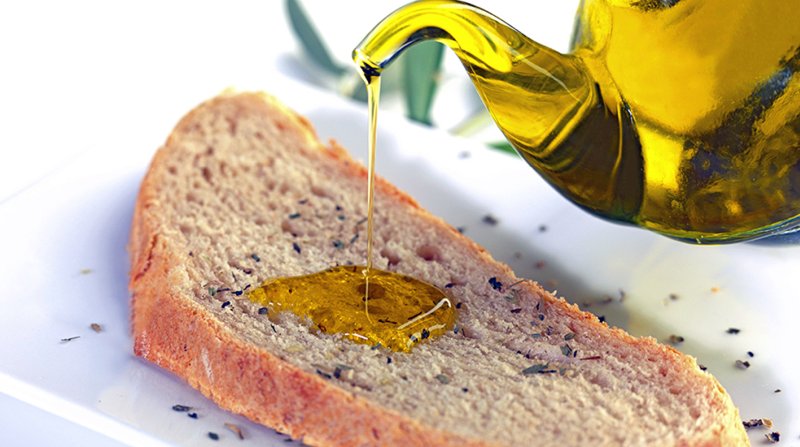dieta-mediterranea-pane-olio-olive